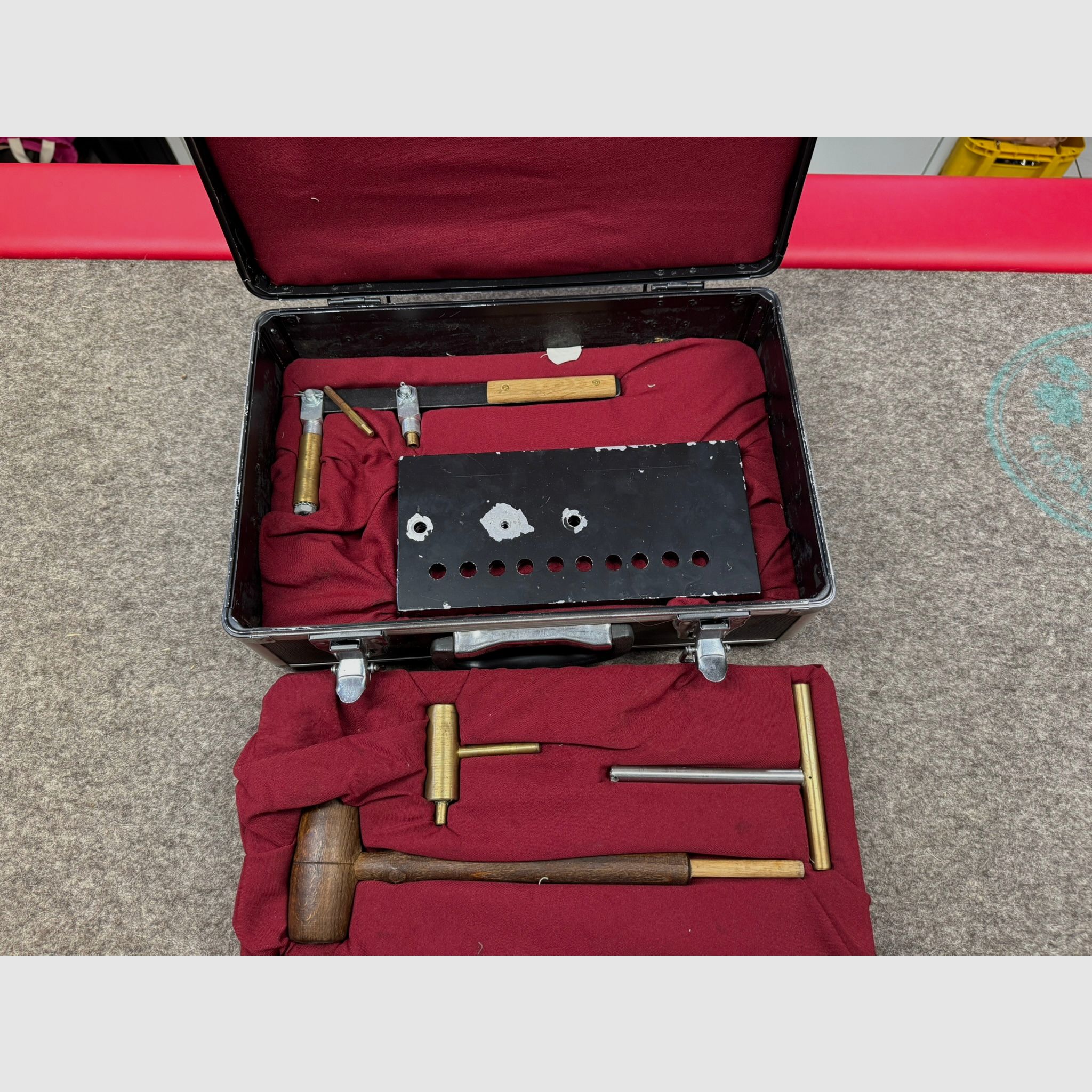   Konvolut für Vorderlader,  2 Pistolen und Zubehör 