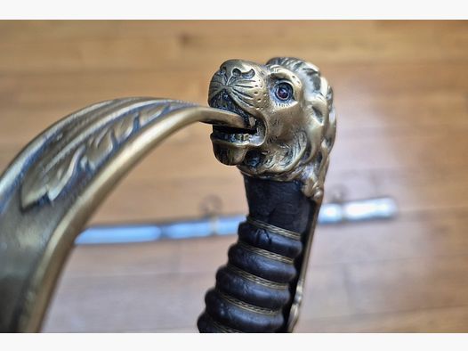 Beau sabre allemand KOD 89 d&rsquo;officier de cavalerie – Garde Stern de la Garde prussienne en oreillon pour un officier subalterne de la Garde – Très bonne lame courbe à « langue de carpe » – Dragonne de tenue de sortie pour officier subalterne de cavalerie légère – Vers 1900 – TBE global