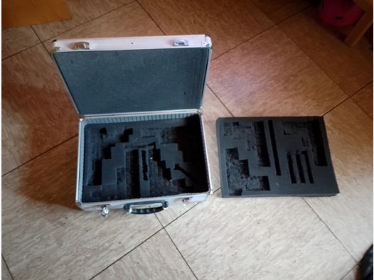 Weapon case case for 6 weapons or less aluminum silver lock key