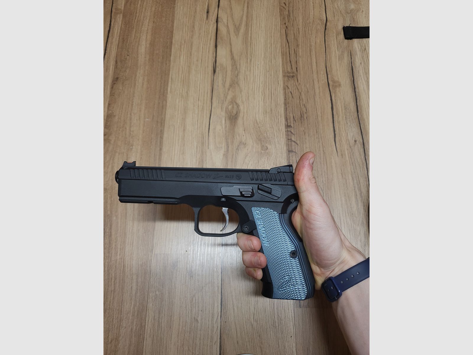ASG CZ SHADOW 2 GBB AIRSOFT BUNDLE 4 chargeurs, 3 bouteilles de gaz Airsoft, 8000 billes, holster, 2 pochettes de chargeurs, ceinture Amomax peu utilisée