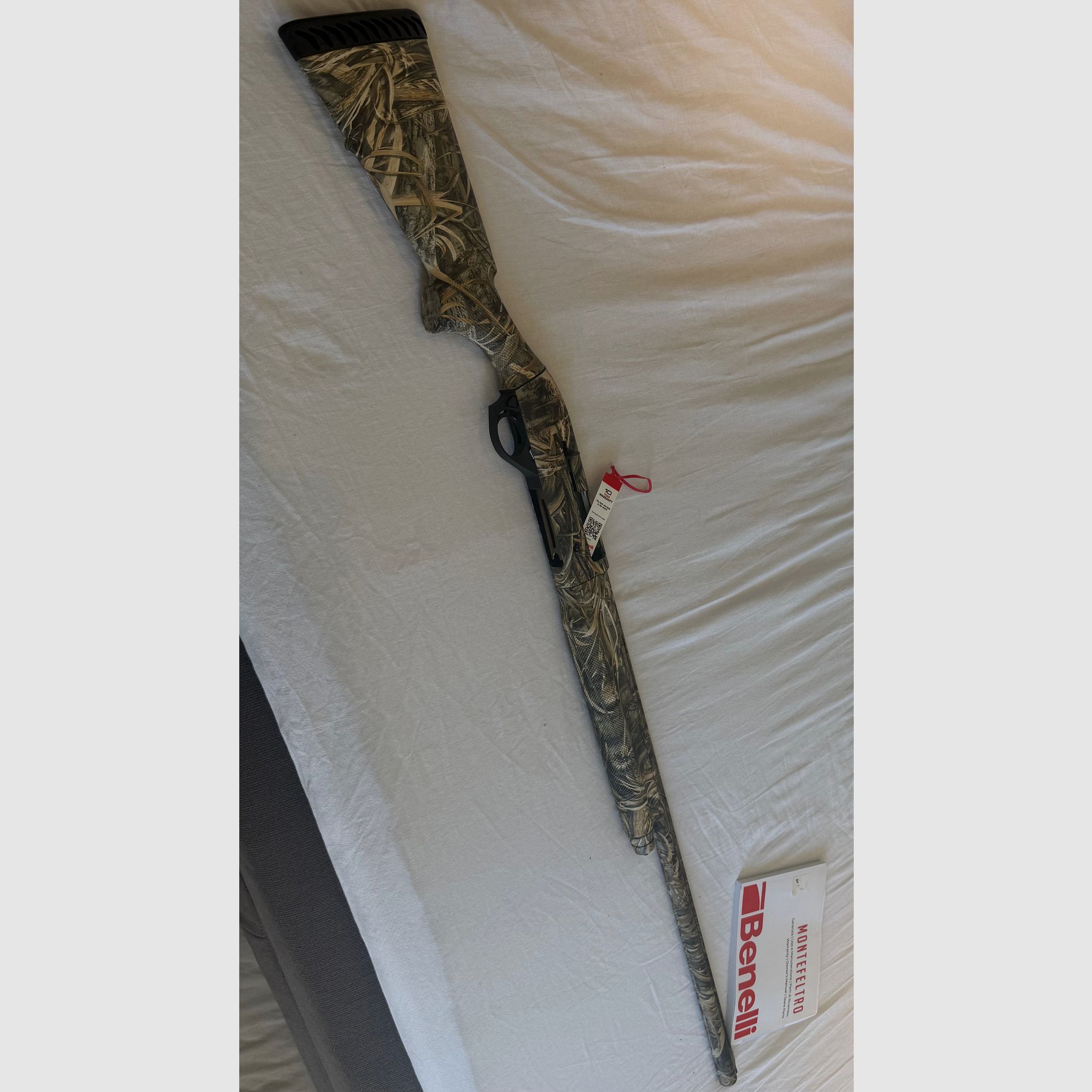     Zadbaną Benelli Montefeltro strzelbę samopowtarzalną 12/76 w kamuflażu