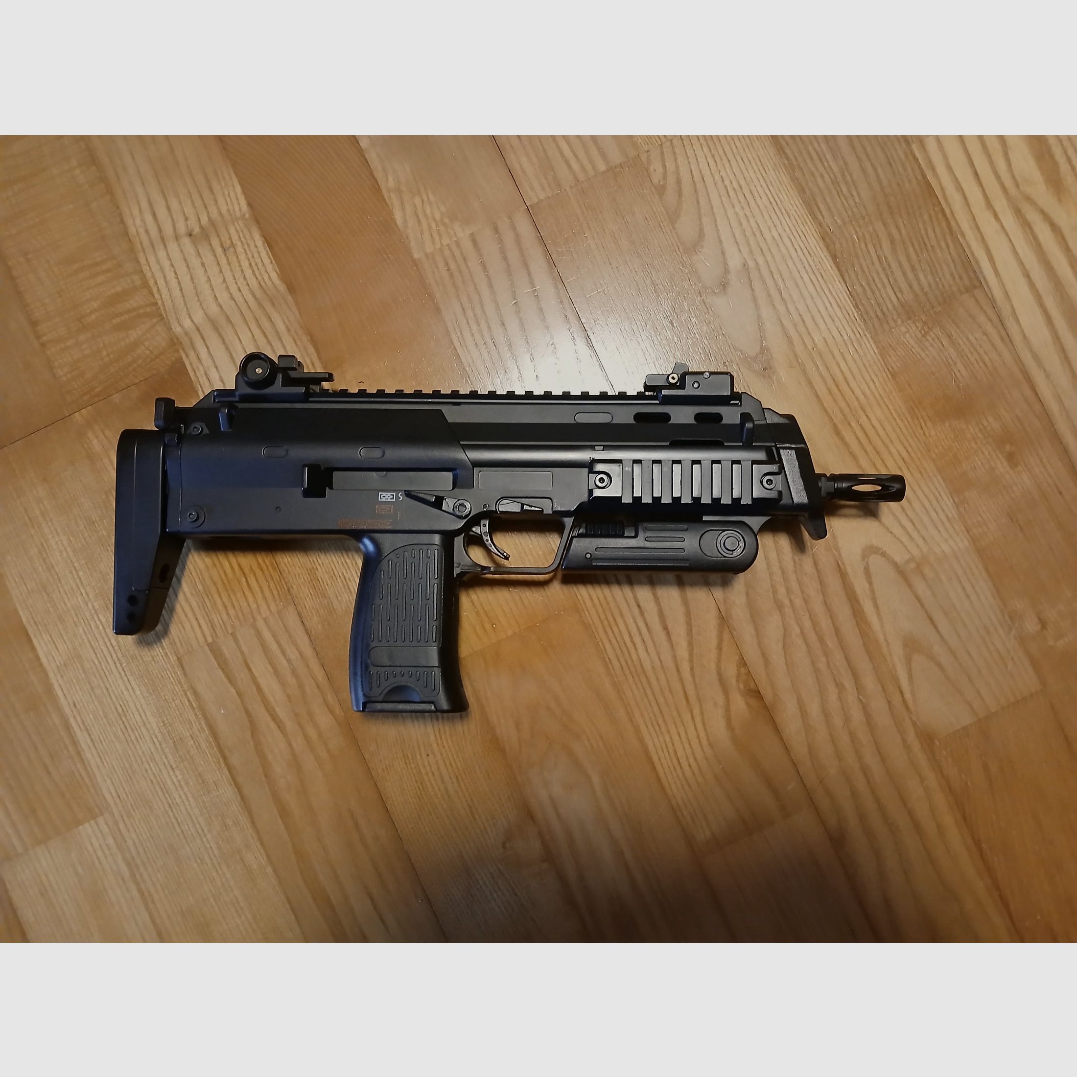 Mp7 with 2 magazines, image 2 of 3