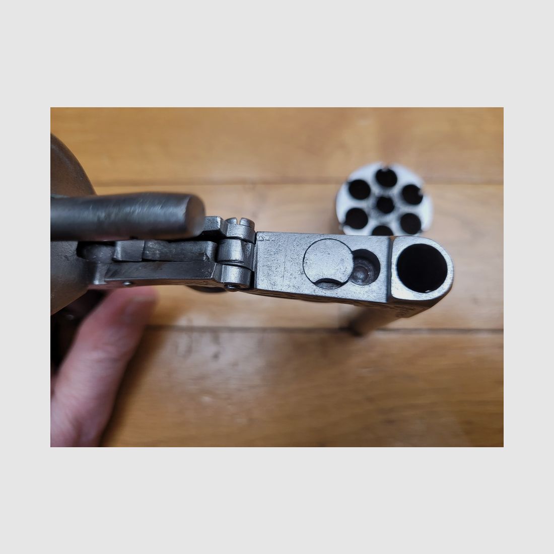 Peu courant revolver à système Eyraud – canon basculant autour d&rsquo;un axe – calibre 9mm à broche – six coups – gravures – BE/TBE, image 17 sur 17