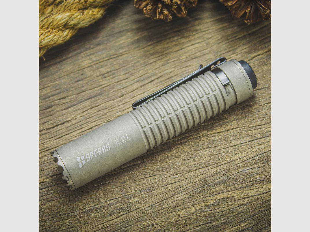 SPERAS - E21 Titanium - LuminusSST40, 2000 lm, 322 m, built-in 21700 5000 mAh battery, USB-C - 2-function, image 1 of 3