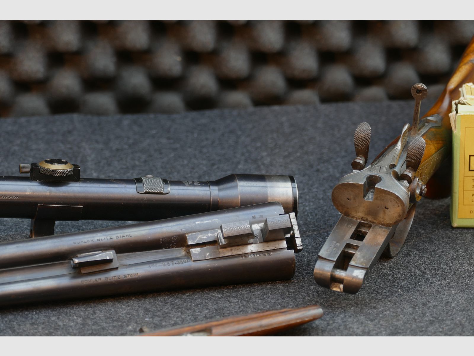 Fucile a canne sovrapposte di Ferlach, calibro 8×57 R‑360 / 16/65, cannocchiale Kahles Vienna H/4×, valigetta in pelle, matrici, bossoli e proiettili (173)