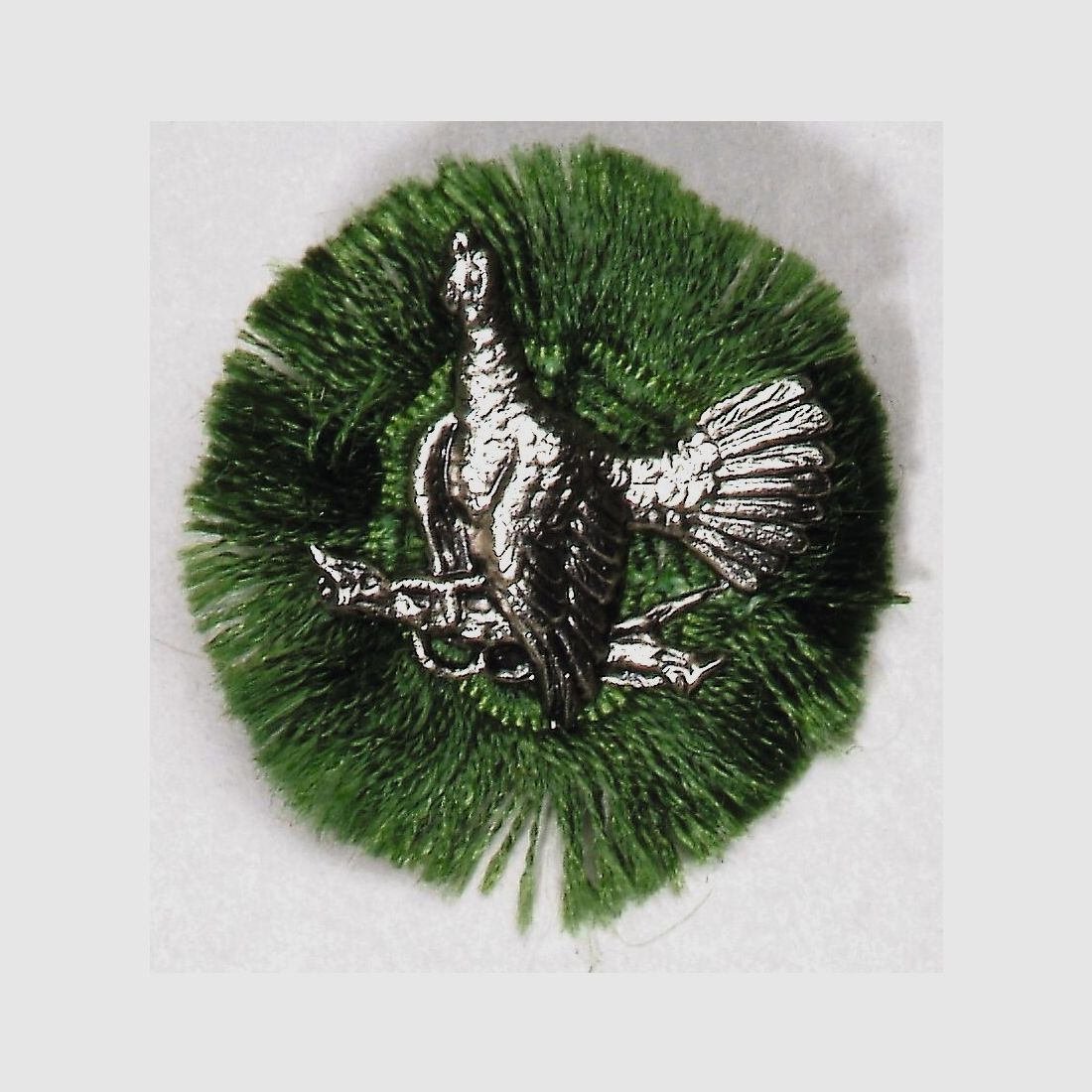Versilberte Hutnadel mit Auerhahn-Motiv