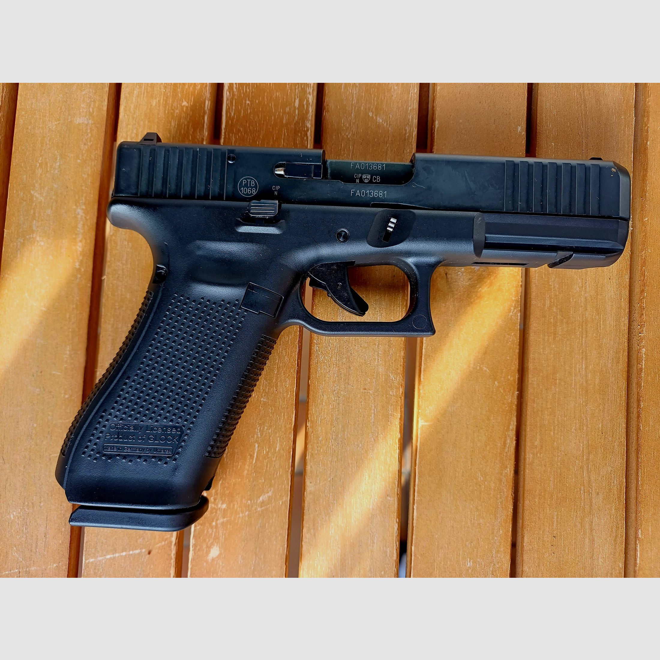 Umarex Glock 17 Gen5 blank-firing pistol 9 mm P.A.K. – like new + 2 magazines, carrying case, holster, speedloader & launch cup, image 3 of 10