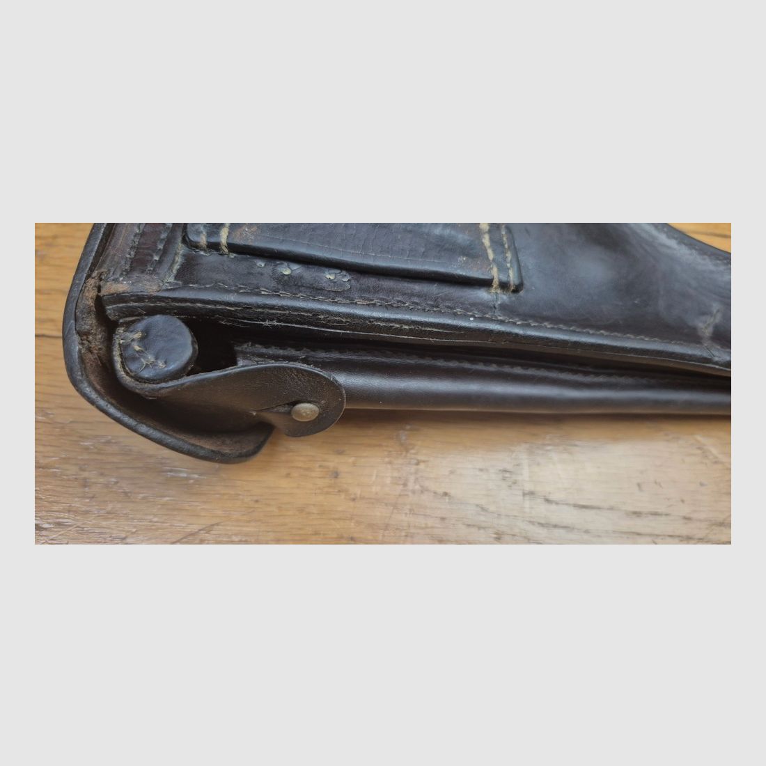 Très bel étui pour pistolet Luger P08 long dit d&rsquo;artillerie – Fabrication Maury & CO (?)à Offenbach am Main en 1915 – Étui du 1er type modifié second type – Beaux cuir en TBE et souple – Étui noir bruni post septembre 1915 – Nominatif et Attribué au F.A.R 25 en 1915 aussi – Pièce superbe en TBE+, image 9 sur 16