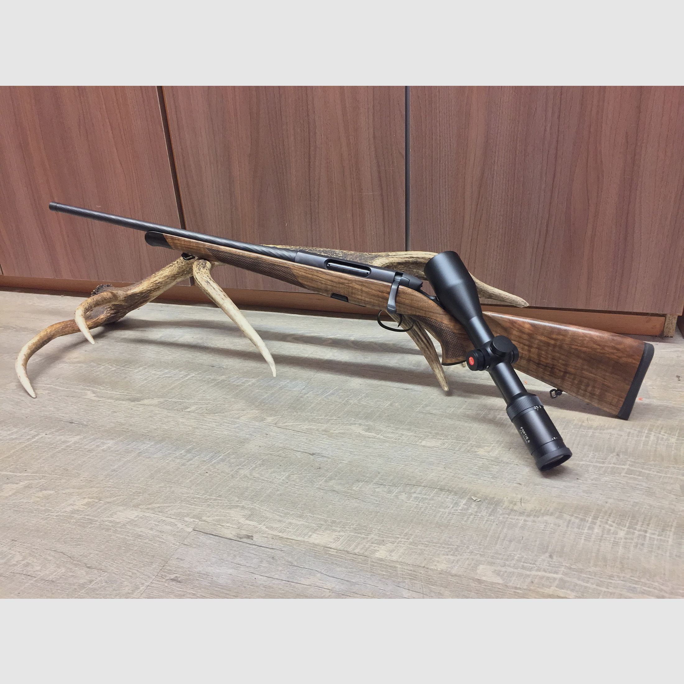 Steyr Mannlicher SM 12 Classic links, mit Leica Fortis 6 2,5-15x56 i
