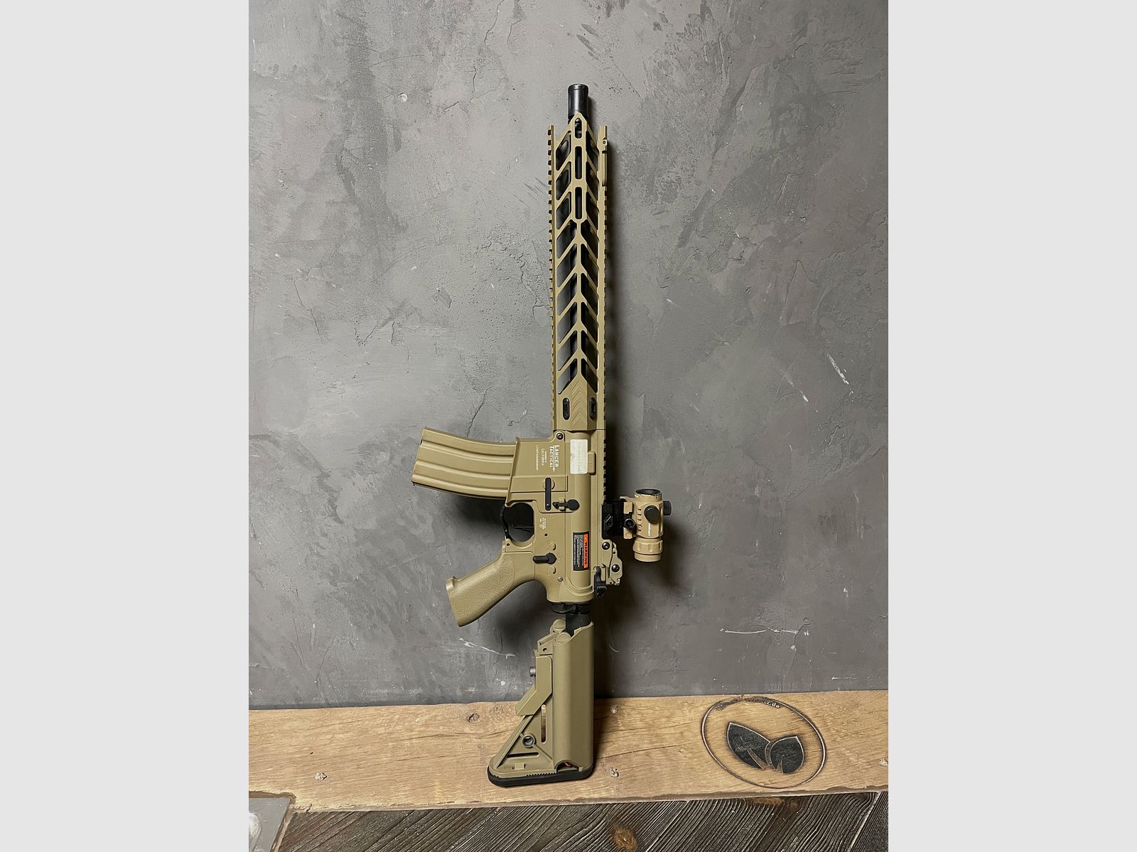 Konvult aus verschiedenen Langarm Waffen Lancer Tactical