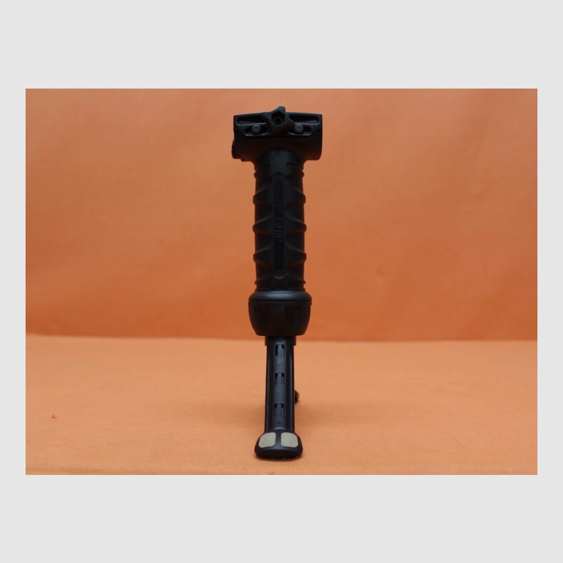 CAA Tactical CAA impugnatura anteriore BPP/GP2 con bipiede integrato (girevole) per profilo Picatinny, acciaio/ polimero BLK