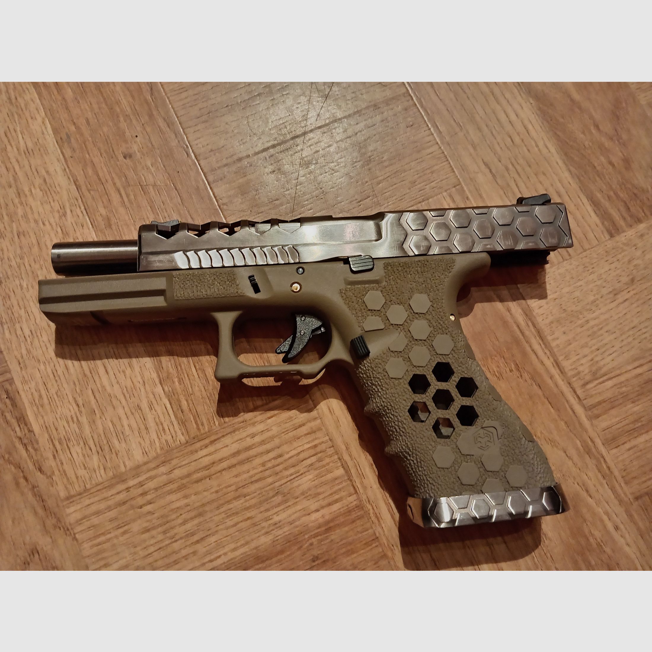 Airsoft VX0110 Hex Cut AW Custom Glock GBB