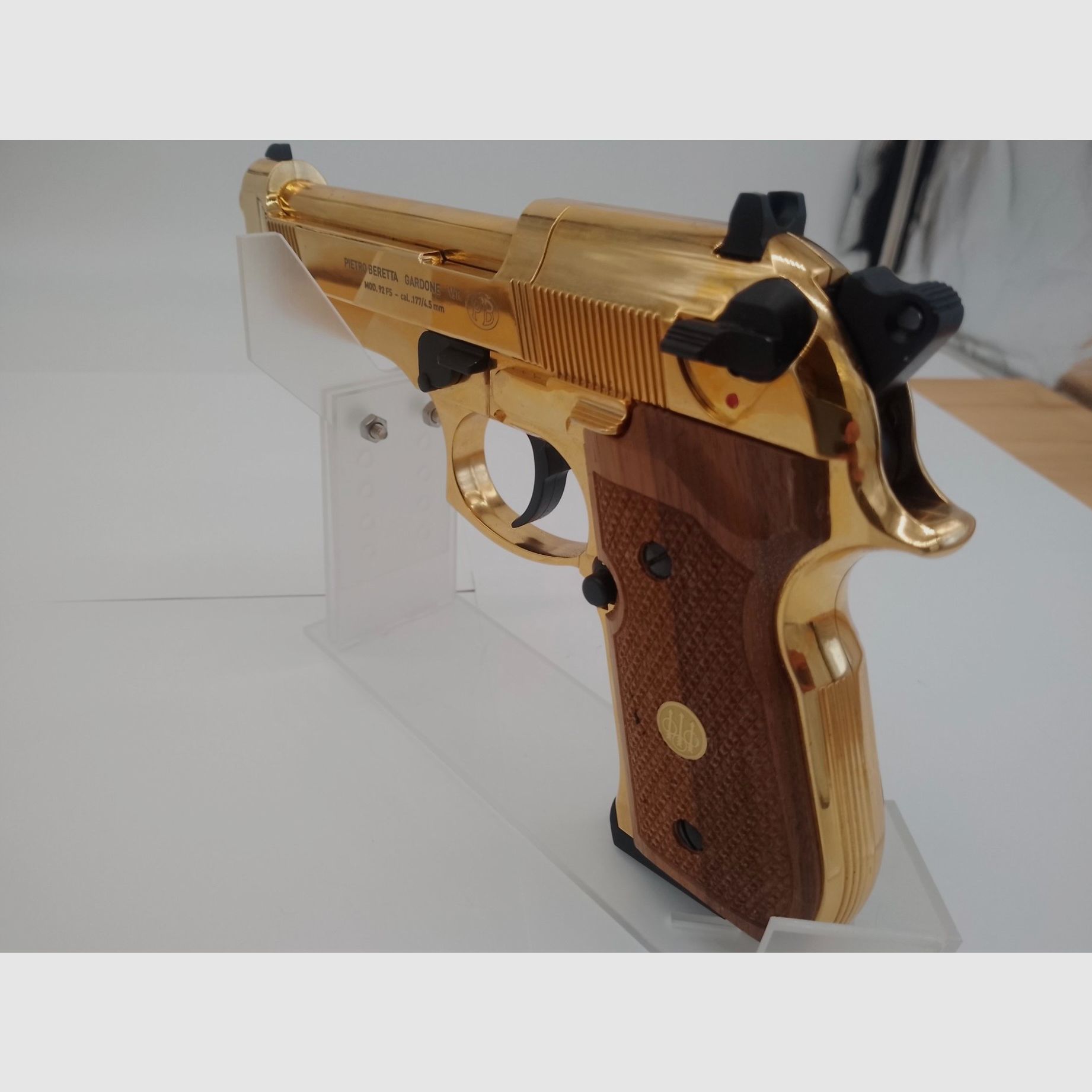 Beretta Mod.92 FS, 24 Karat Gold-Finish mit Echtholzgriffschalen, Bild 3 von 5
