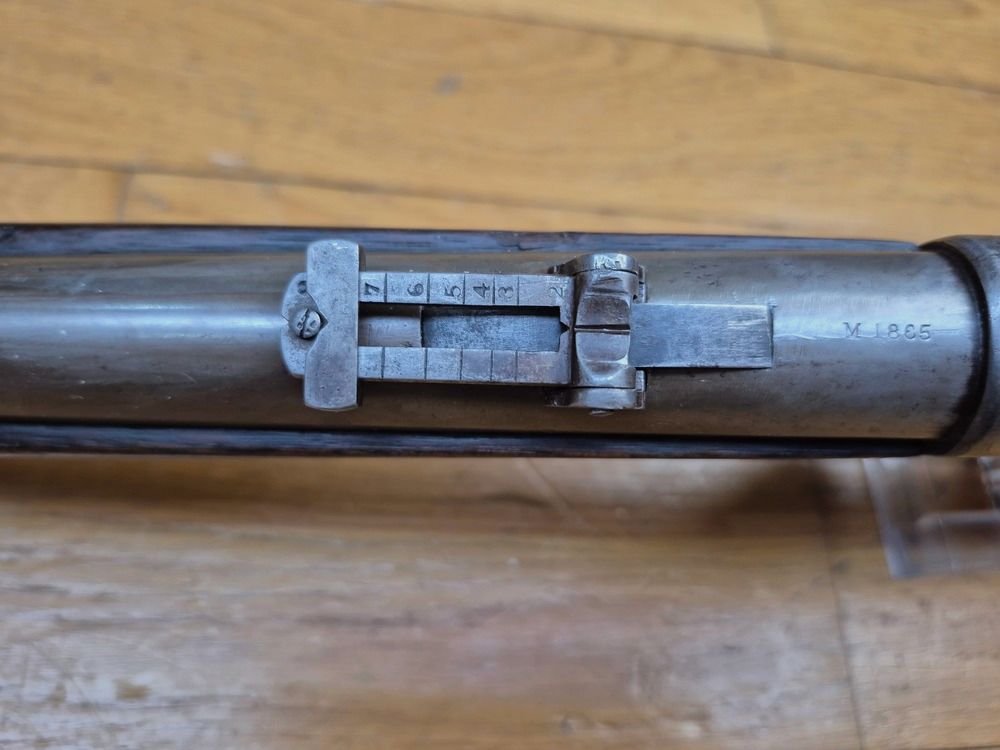 Mythologische und sehr seltene Spencer M1865 Repetierbüchse (nicht 1860!) – Kal. .56-50 – Waffe der US-Kavallerie, der Indianer und des Krieges von 1870! – Seltene Spencer-Fertigung in Boston – Sehr schönes Holz und Markierungen – Perfekte Mechanik – Makelloser Lauf – Sammlerwaffe und Teil der großen Geschichte in TBE ++!, Bild 27 von 43