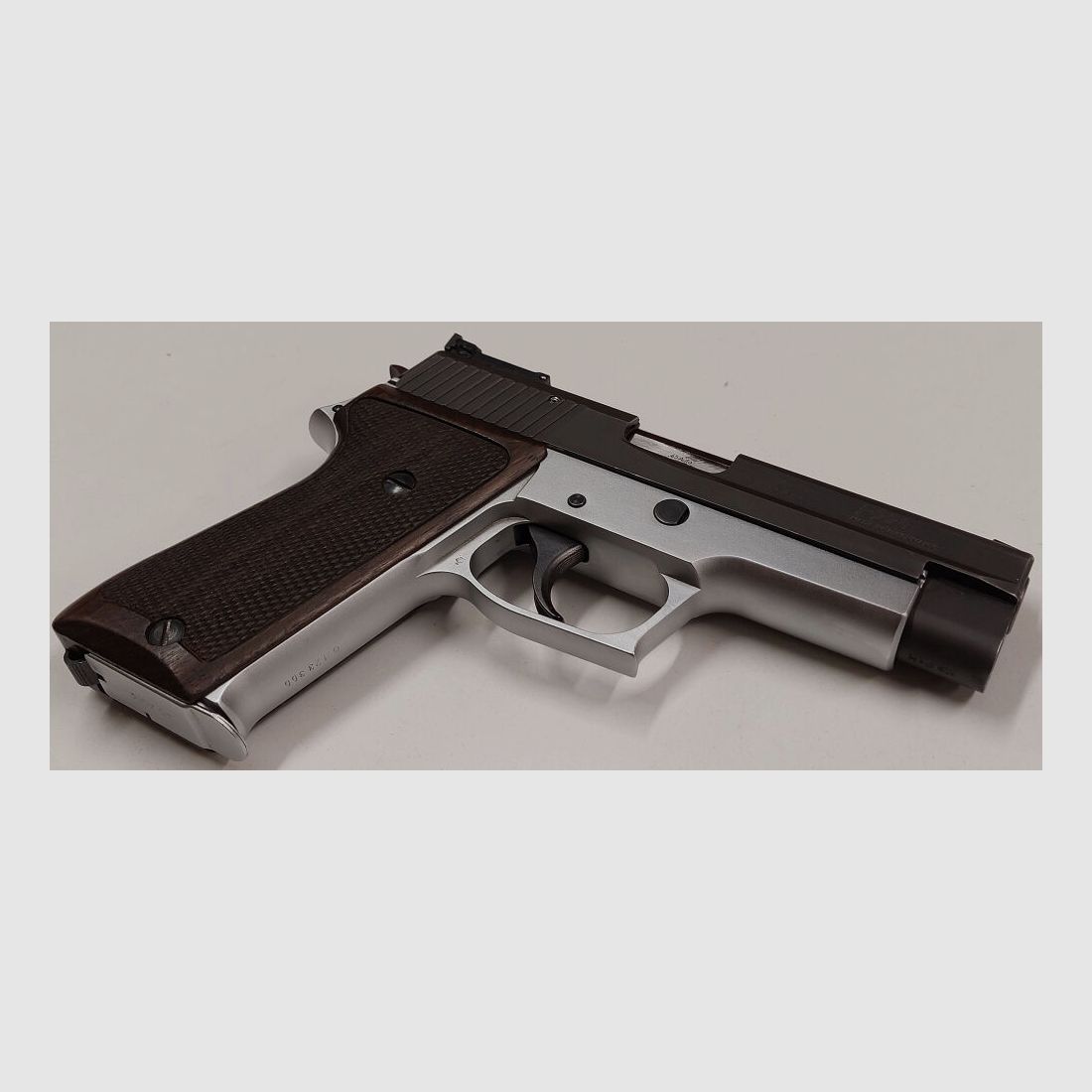SIG SAUER DEFEKT Halbautom. Pistole SIG SAUER P220 Bicolor Schwarz/Silber im Kaliber .45ACP