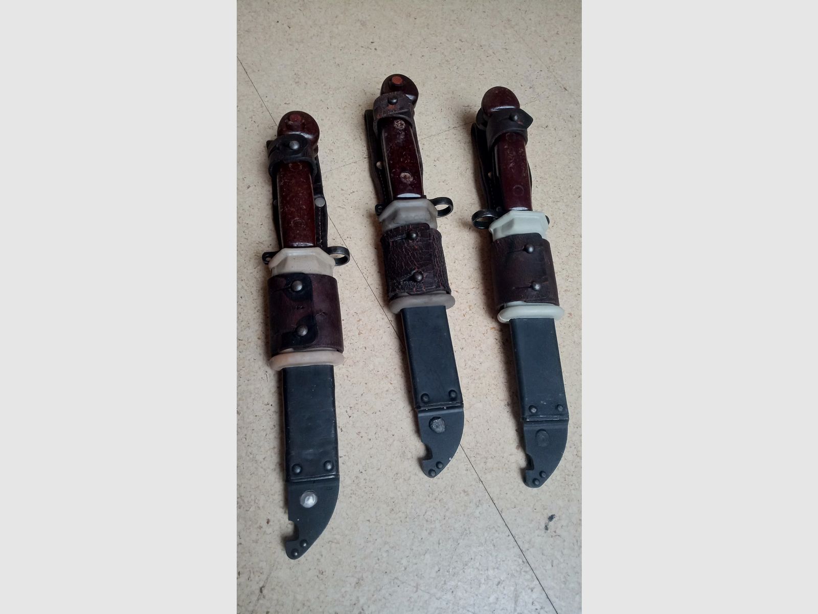3 Rumänische 6h3 (6x3) AK Bajonette komplett inkl. Gummi Isolator und Leder Frosch  // AKM Bakelit Vintage