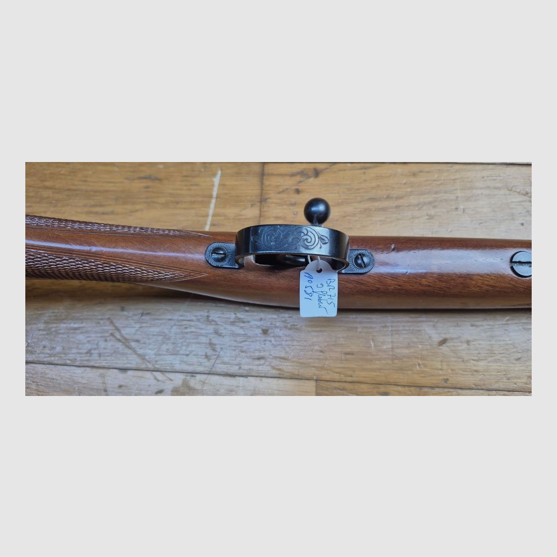 Très jolie carabine de jardin Manufrance – Modèle « Club » – Cal. 9 mm Flobert (balle ou plomb) – Très belles gravures en volutes jusque sur le pontet – Bronzage noir épais 100% d&rsquo;origine – Beaux bois joliment quadrillés – Mécanique et canon intouchés – État quasi neuf – TBE++/TBE+++, image 13 sur 35