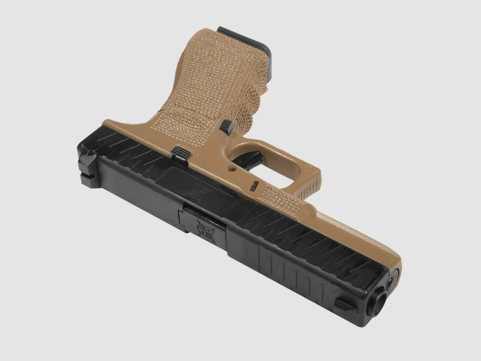 P05 GBB Airsoft Pistole in Tan | Delta Armory