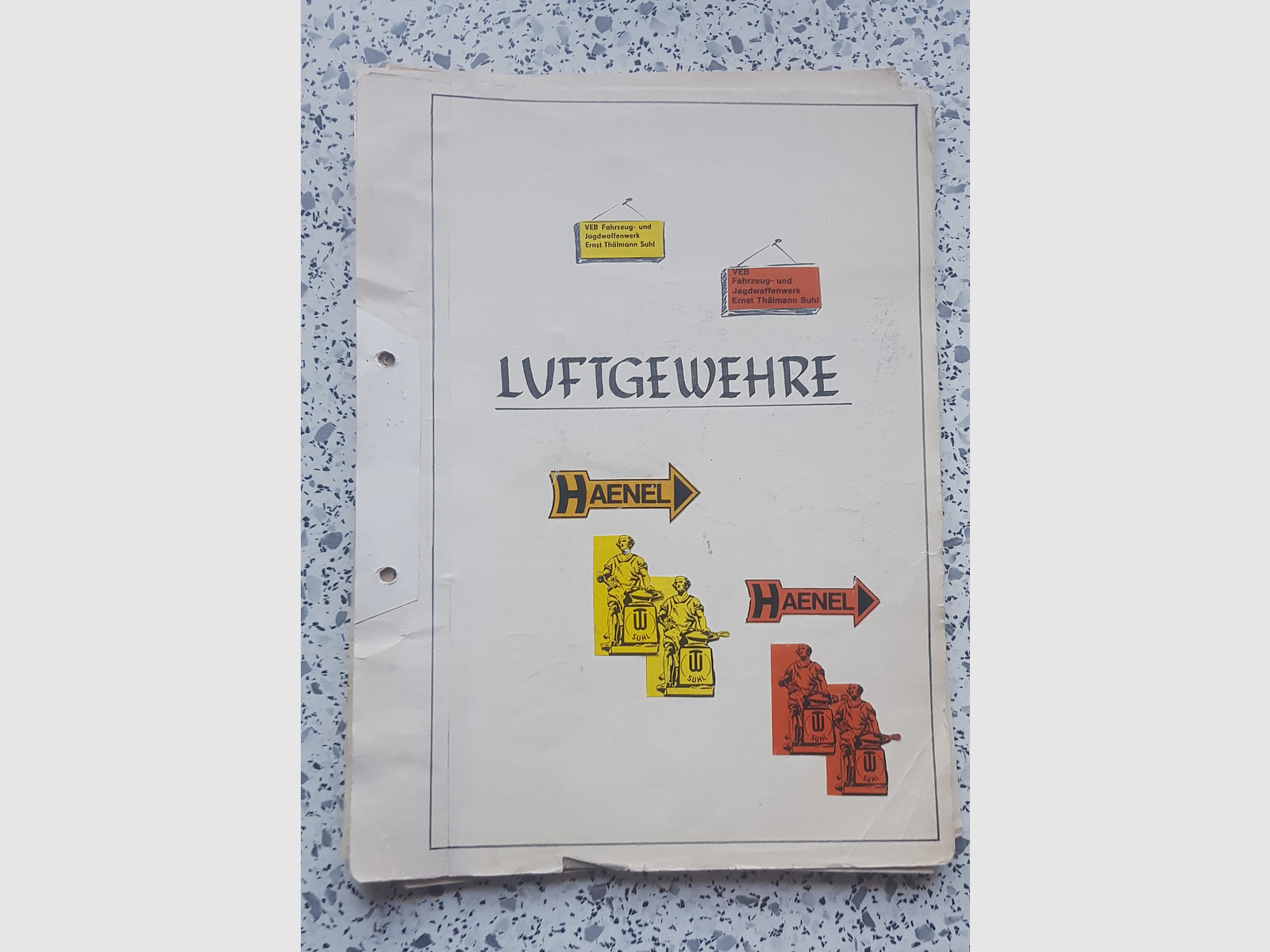 Kijken ;-) Verschillende verzamelde documenten uit kranten enz. heel veel over Haenel modellen met zeldzame documenten