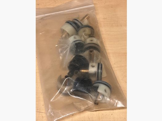 Lot de Piston Heads d'origine de différents fabricants, principalement Cyma