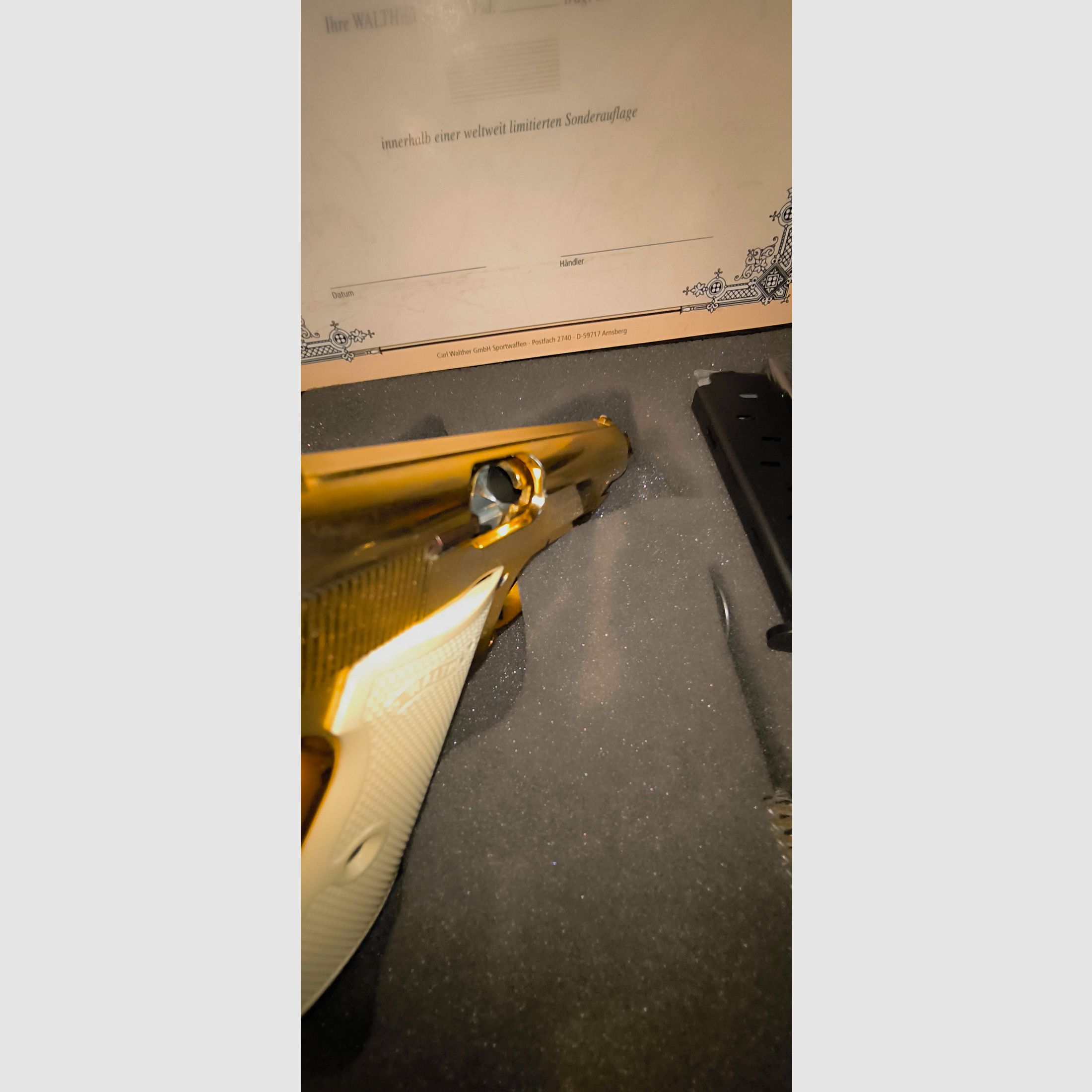 Walther Limitierte-Sonderedition PP in Gold mit Weißen Griffschalen & Zertifikat, James Bond, sowie zusätzlichen Magazin mit Flachen Magazinboden & VHS Kassette, Kaliber 9mmPAK, Ungeschossen & in einem Optischen sowie Funktionellen Tadellosen top Zustand, Neuwertig!!! 