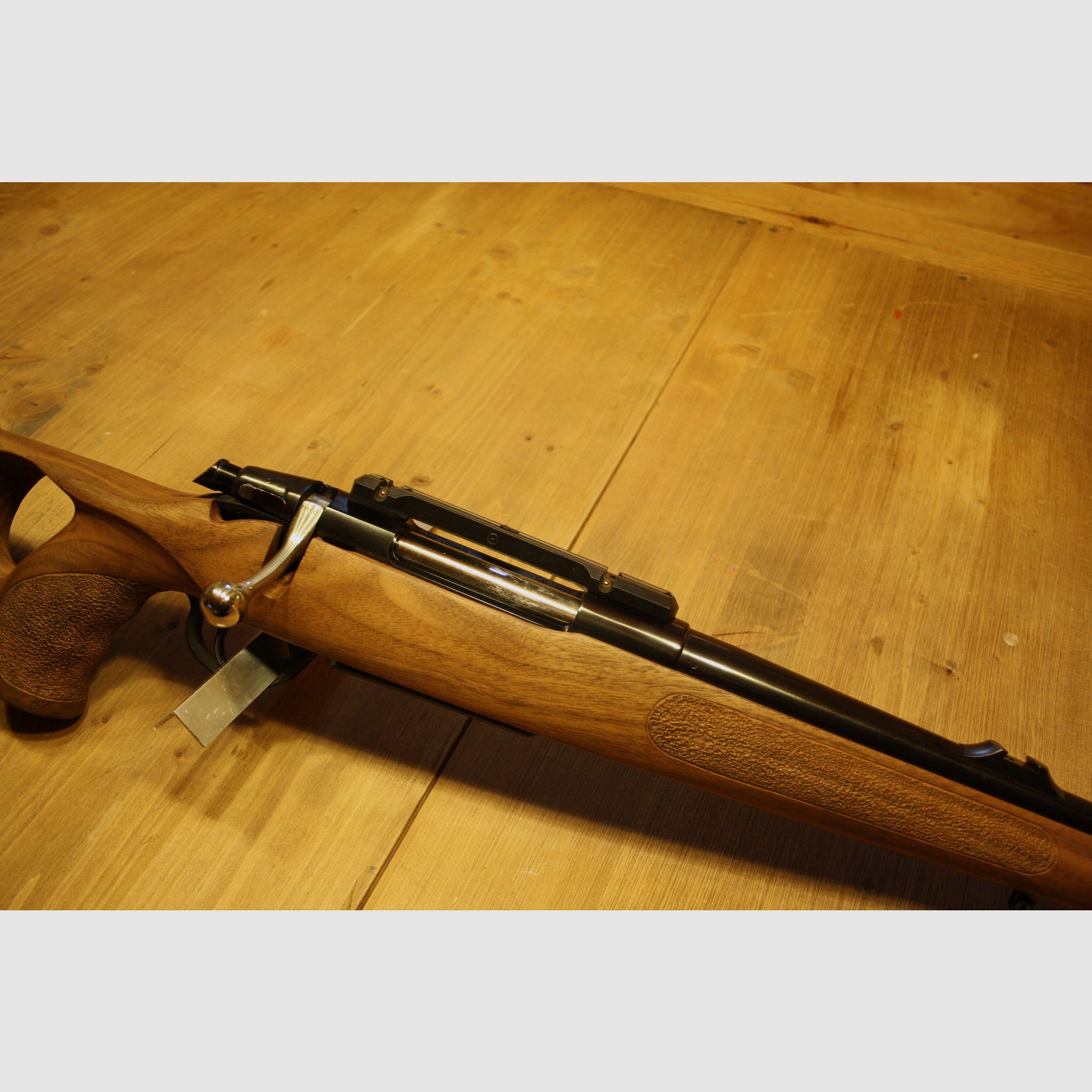 Repetierbüchse Zoli AZ1900 Taiga  8x57IS Handspanner mit Nussbaum Lochschaft
