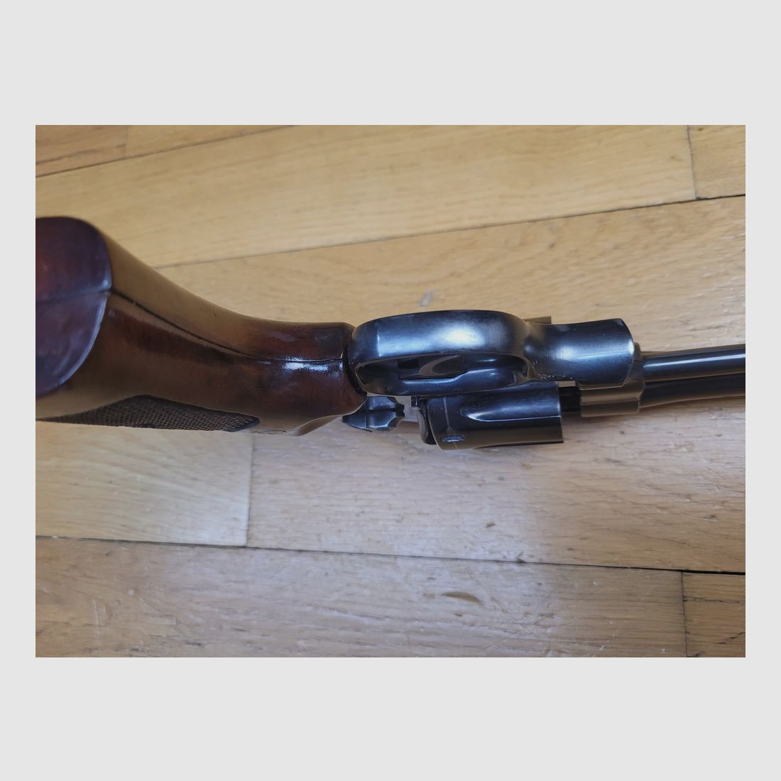 Mythique revolver Smith&Wesson modèle M27-2 – cal .357Mag – Arme de 1981 – Fabrication et mécanique de qualité introuvable aujourd&rsquo;hui – Revolver du FBI et des trappeurs – Canon de 6 pouces fluté – Bronzage noir glacé superbe – Arme d&rsquo;exception pour tireur d’exception – TBE+, image 12 sur 25