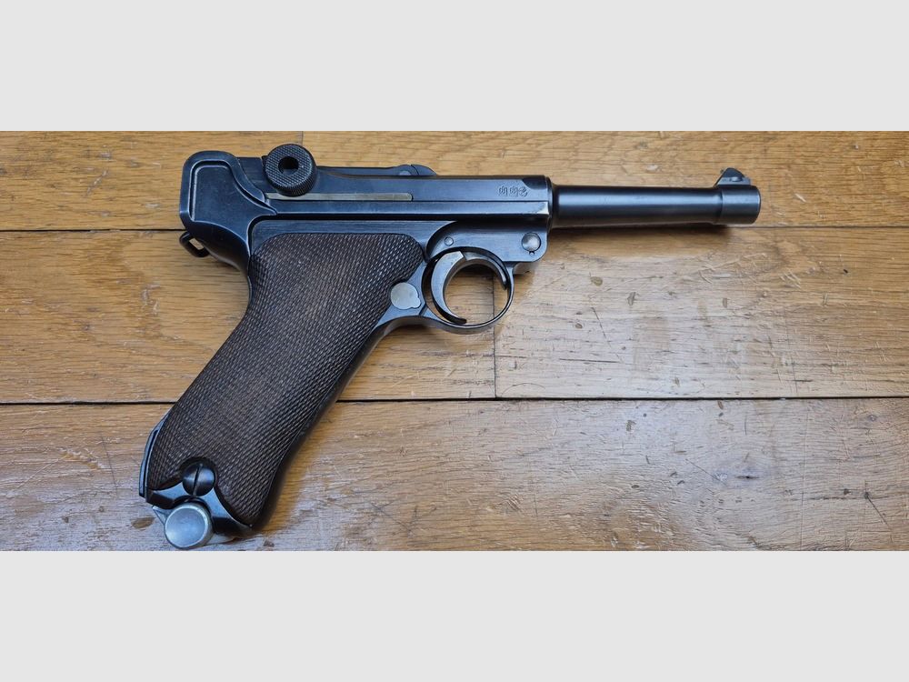Bardzo rzadki i piękny pistolet Luger P08 Policji – Okres Weimaru – Specjalna produkcja DMW z lat 1920-1921 Policja/Armia – Jeden z 45 000 nowych produktów zwanych „Alphabet DWM” – Rzadkie zabezpieczenie spustu „Schywie” po 1933 roku – Całkowicie monomatyczny z wyjątkiem magazynka – Bardzo ładna mechanika i estetyka – Bardzo dobry luf – Rzadki stan i wielka rzadkość – TBE+/TBE++, zdjęcie 17 z 24