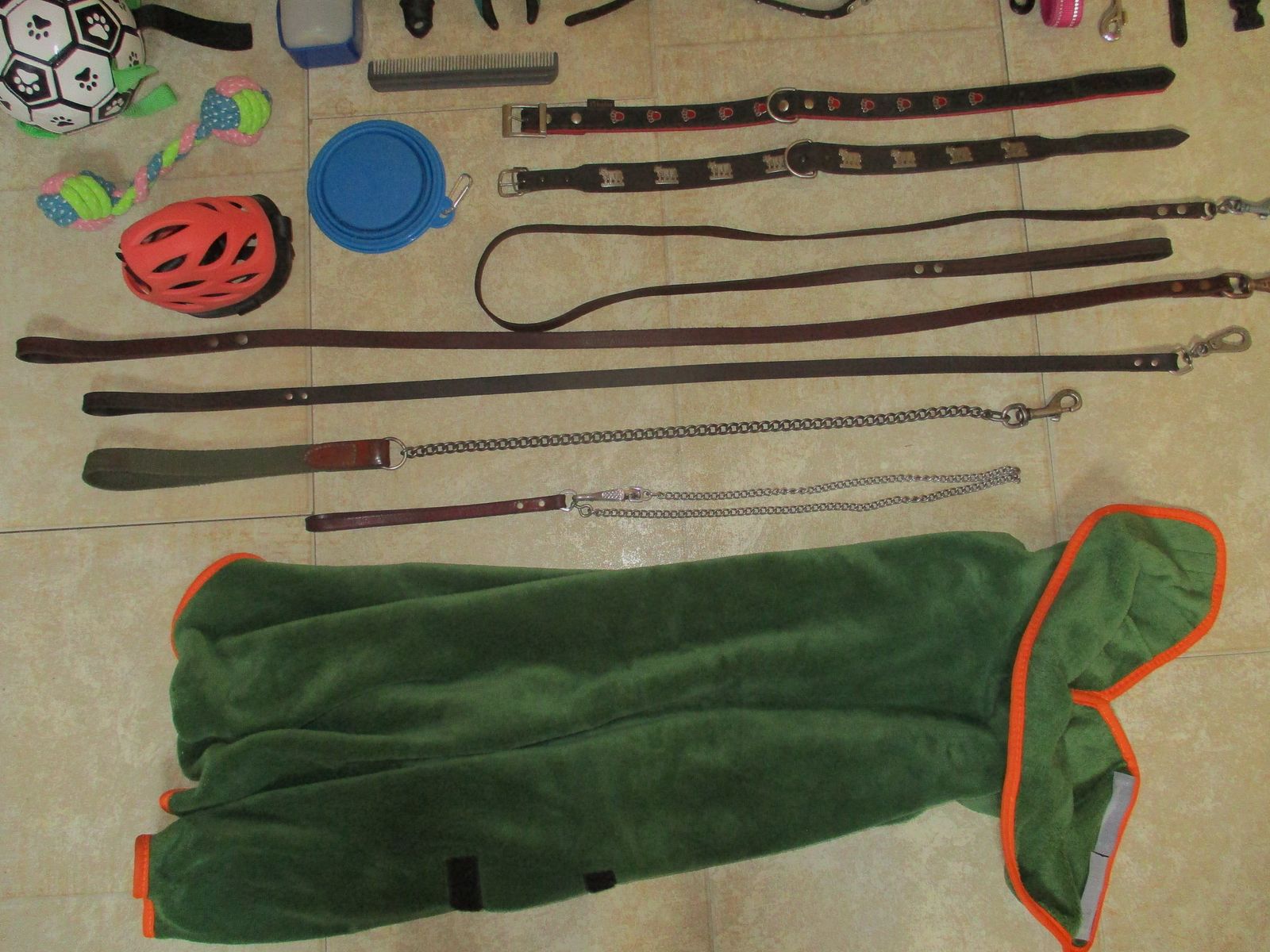 Hundezubehör, Leinen, Halsbänder, Kleidung, Näpfe...