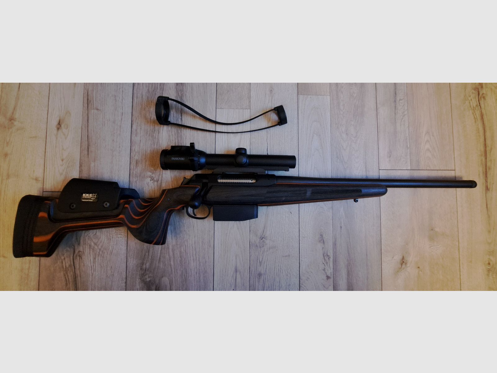 SAUER 404 im KKC Schaft schwarz/orange 9,3 x 62 Mündungsgewinde Swarovski  Z6i