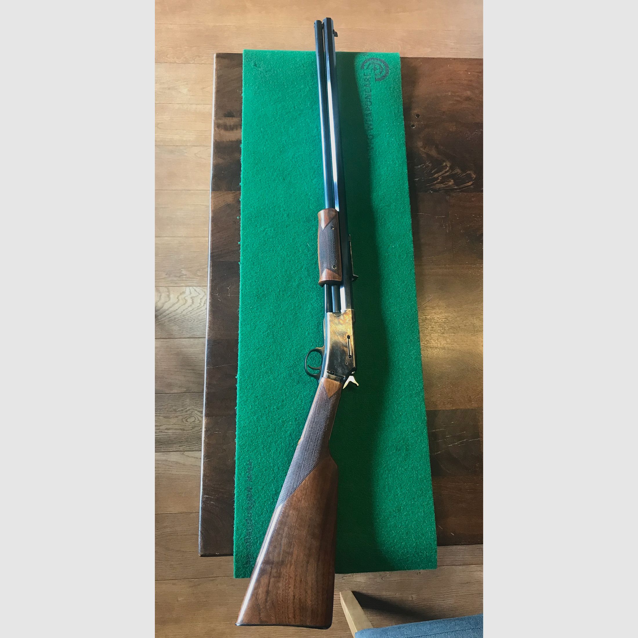 Pedersoli Lightning Deluxe fucile a ripetizione con calcio anteriore 44-40 Win