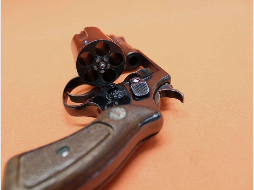 Smith & Wesson Revolver .38 Special Smith & Wesson/ S&W 36 Chiefs Special blued, 3" barrel/ wooden grip used weapon