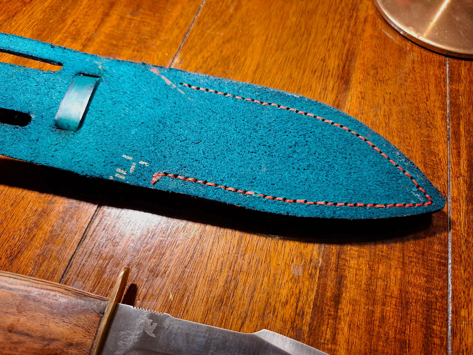 Jagdmesser mit handgearbeiteter Lederscheide