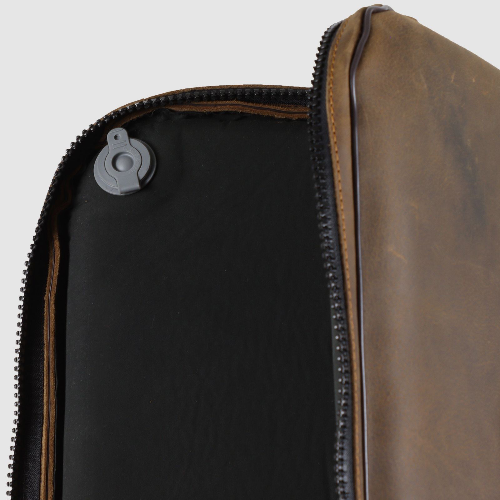 Custodia imbottita in pelle di bufalo autoinflante