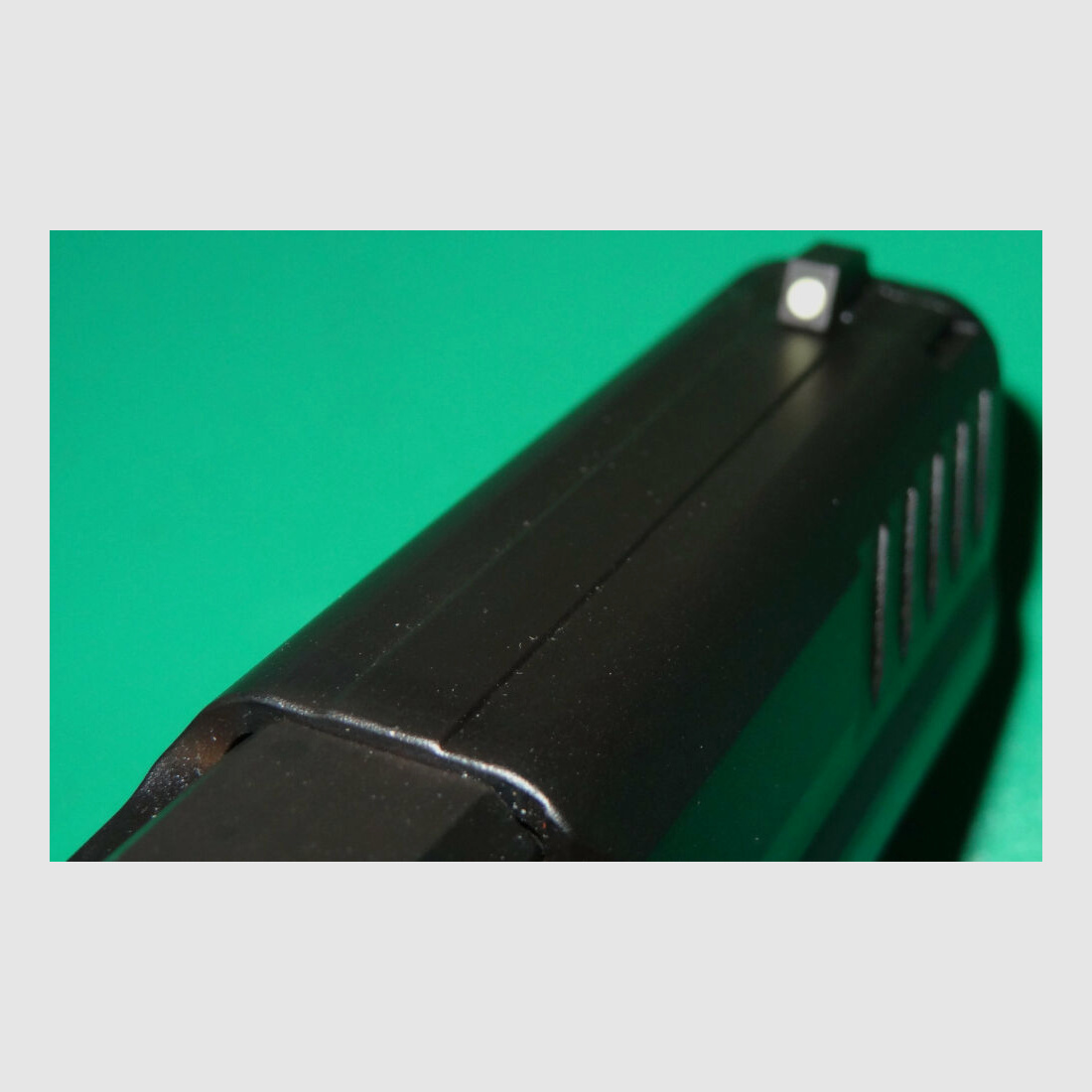 Pistolet Heckler & Koch P30-V3, bronzé au calibre 9x19 (9mm Para) incluant des accessoires