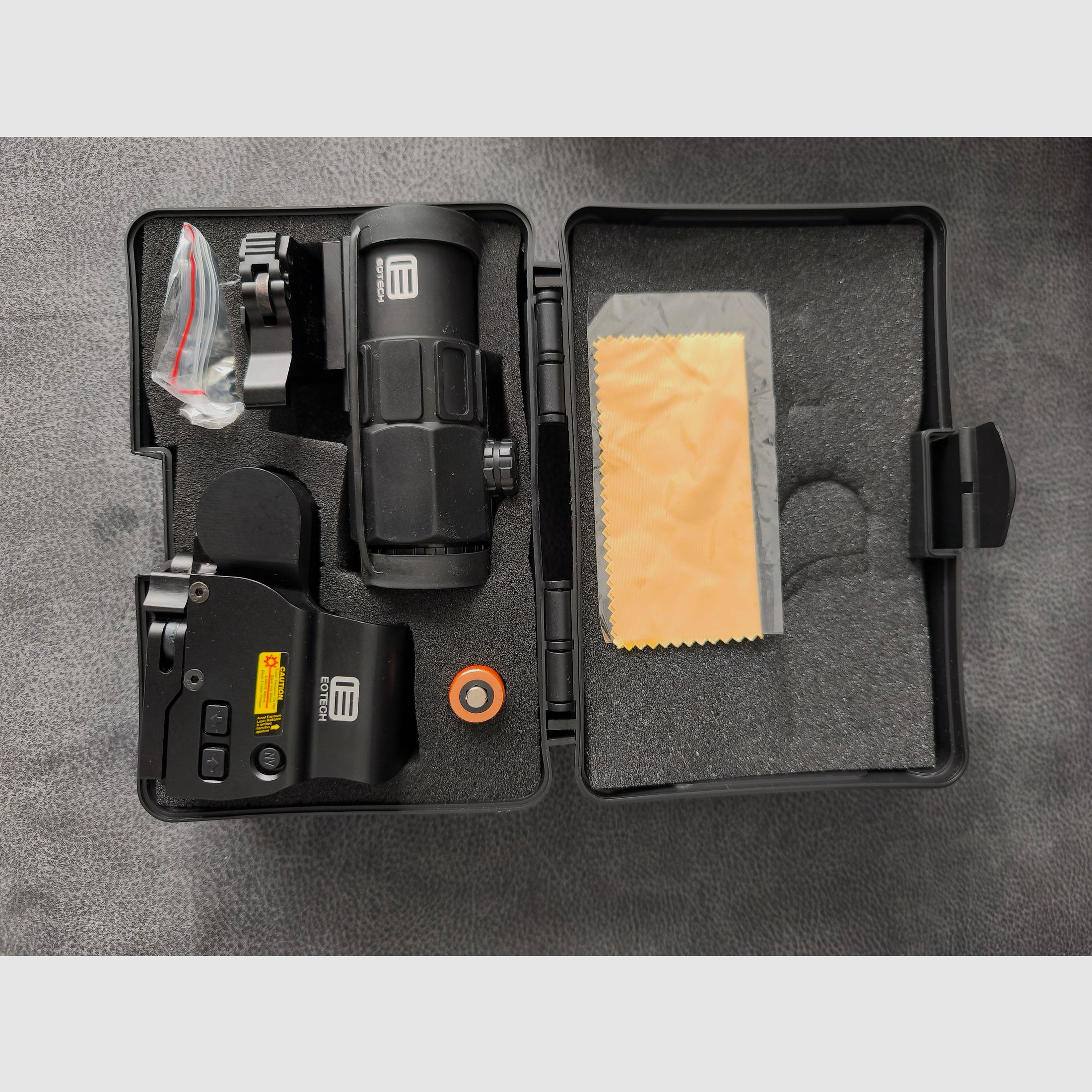 Red dot sight with foldable magnifying glass