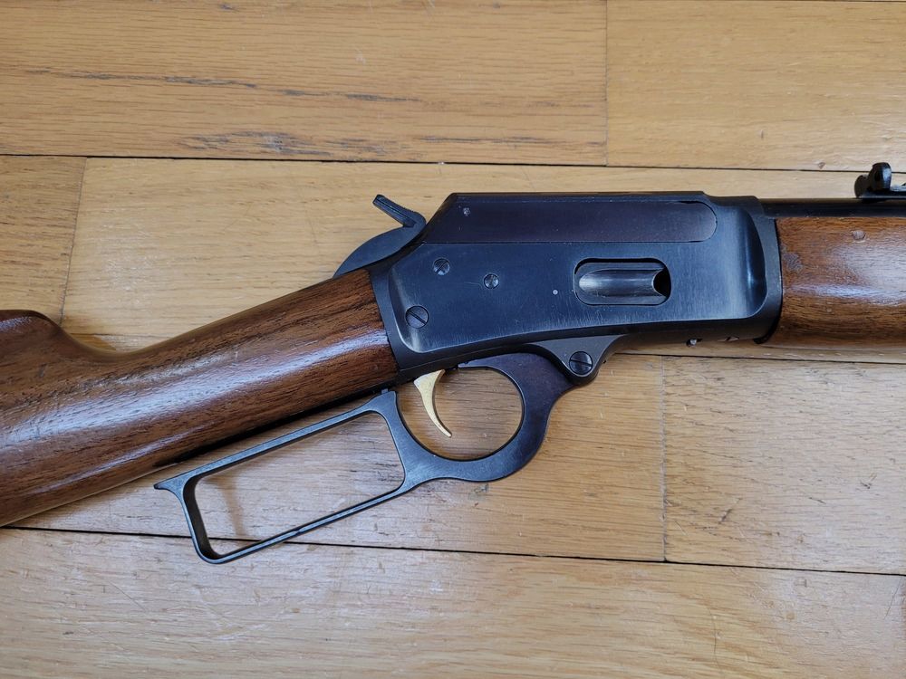 Belle et maniable carabine à levier sous garde Marlin modèle 1894 – Arme de 1971 – Cal.44 mag – 10+1 coups – Très belle crosse en noyer avec plaque de couche amortisseuse maison – Mécanique ultra fluide – Canon de 47 cm splendide – Une arme de tir universelle en TBE++, image 23 sur 27