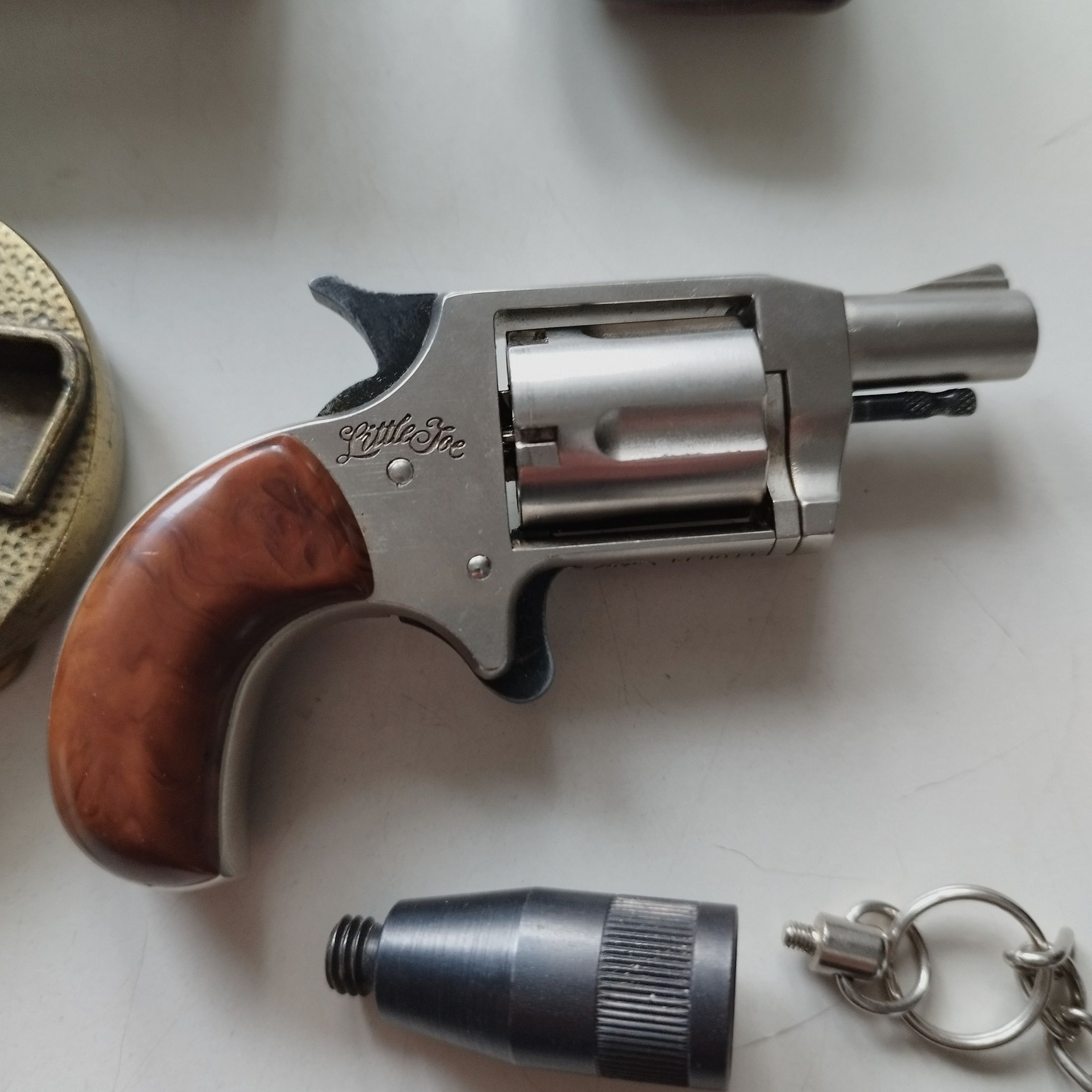 Wunderschöner RÖHM Little Joe - SRS-Revolver 6mm FLOB.PL. mit Gürtelschließe & Holster & Zubehör in OVP - Sammlerstück PTB