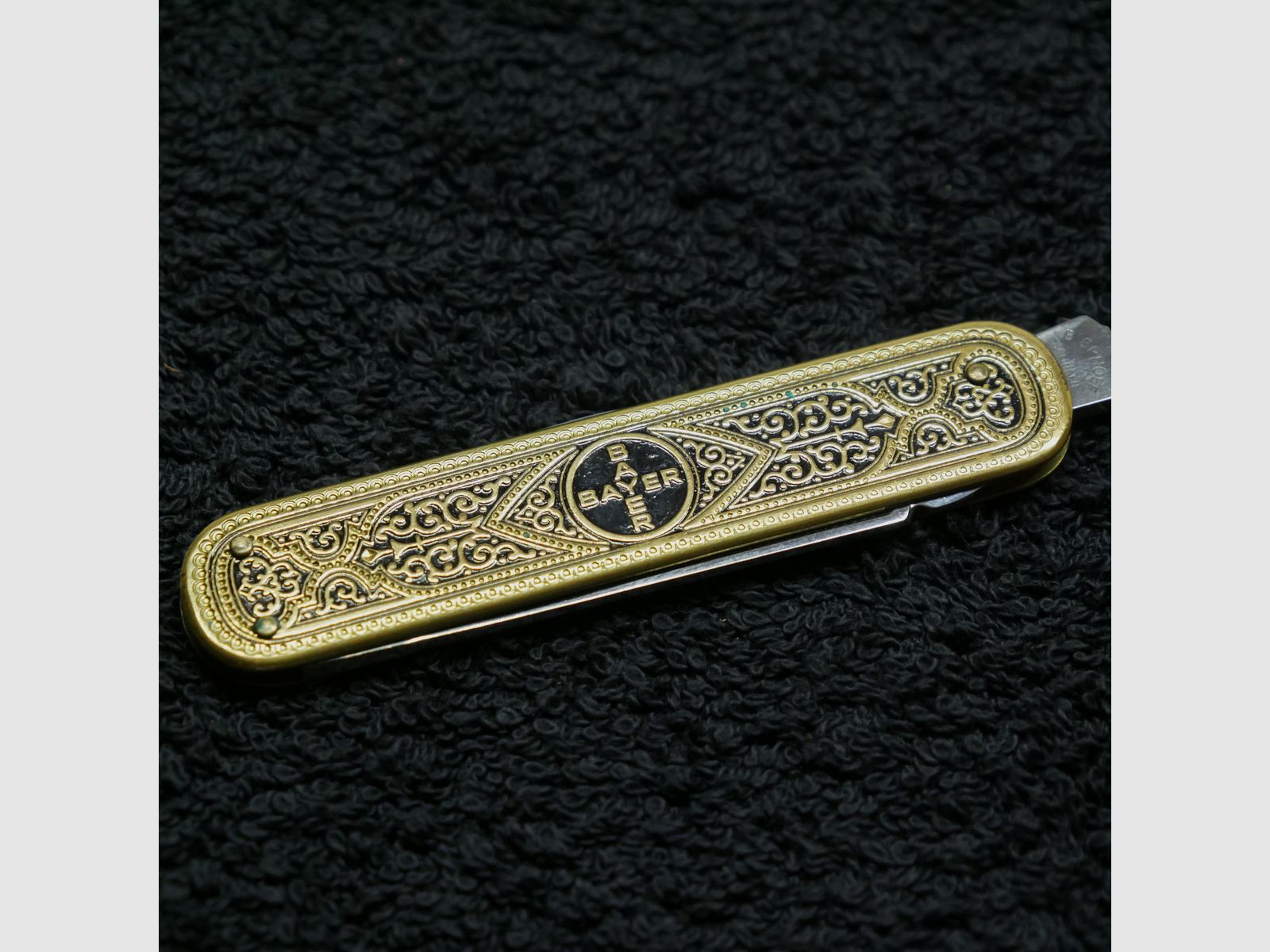 Nóż składany Justus Bierhoff Solingen 3-częściowy ornamentowany z logo Bayera z etui ochronnym vintage