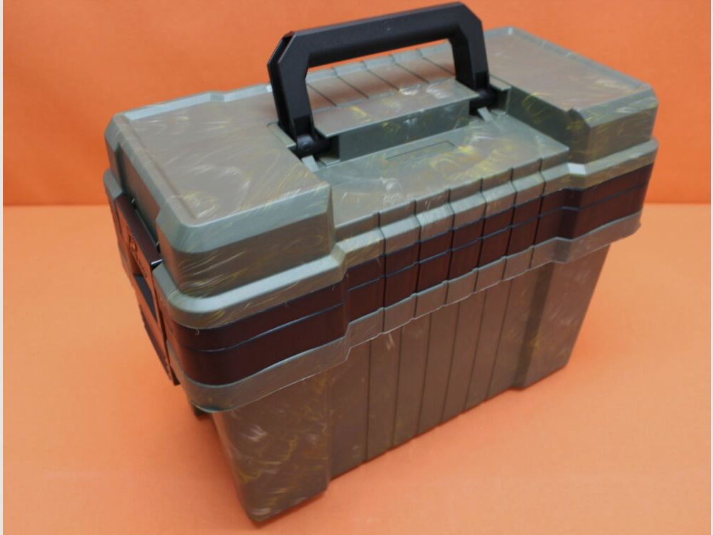 Plano Plano Shooters Case: Range-Box z uchwytem na broń z polimeru w kamuflażu zielonym