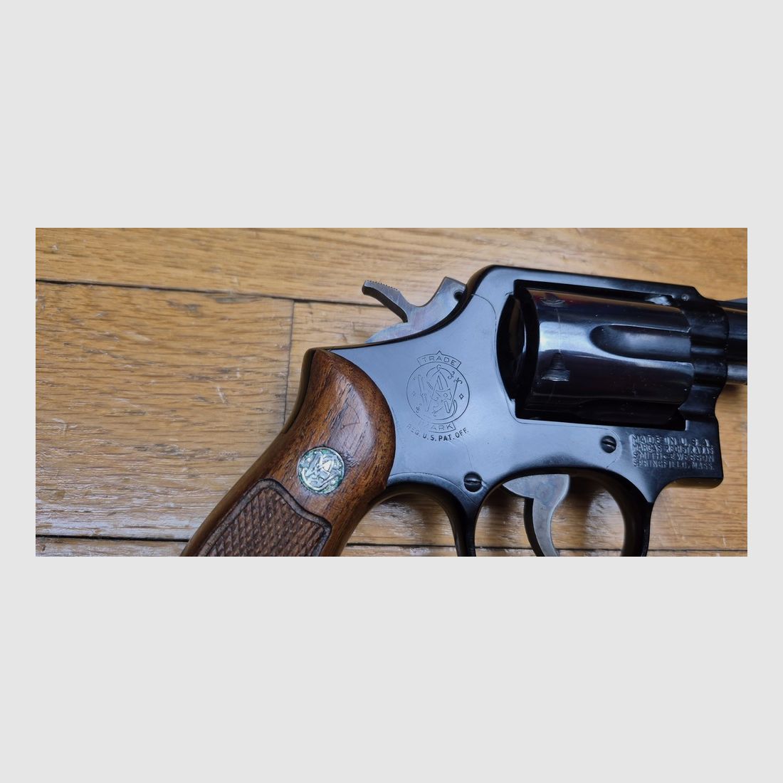 Rzadki i bardzo piękny rewolwer Smith&Wesson Mod 12-1 – Rzadka wersja Air Weight Military and Police z 1905 roku – Specjalny stop w ramie i bębnie ze stali – 6 strzałów (a nie 5!) w kalibrze 38 SP – Nowa lufa 2 cale – Oszałamiająca broń o …. 520 gramach w ramie KA! – Duży brat Smith 37 – Piękna konstrukcja Smith z wielkich lat – Broń z 1962 roku – W stanie jak nowa! – TBE+/TBE++, zdjęcie 4 z 23