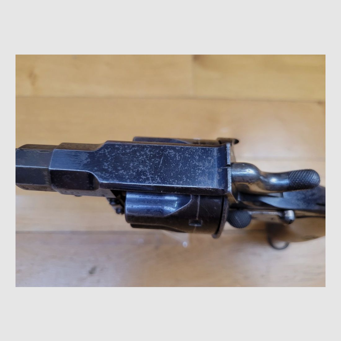 Sehr schöner Reichsrevolver 1883 – Kal. 10,4 original – Herstellung Erfurt von 1893 – Schöne reguläre Stempel – 80% seiner ursprünglichen glänzenden Brünierung – Wunderschöner Lauf und Kammern – Waffe mit einer Matrikelnummer – Seltenes originales Schneider Briegl-Futteral – TBE+, Bild 15 von 27