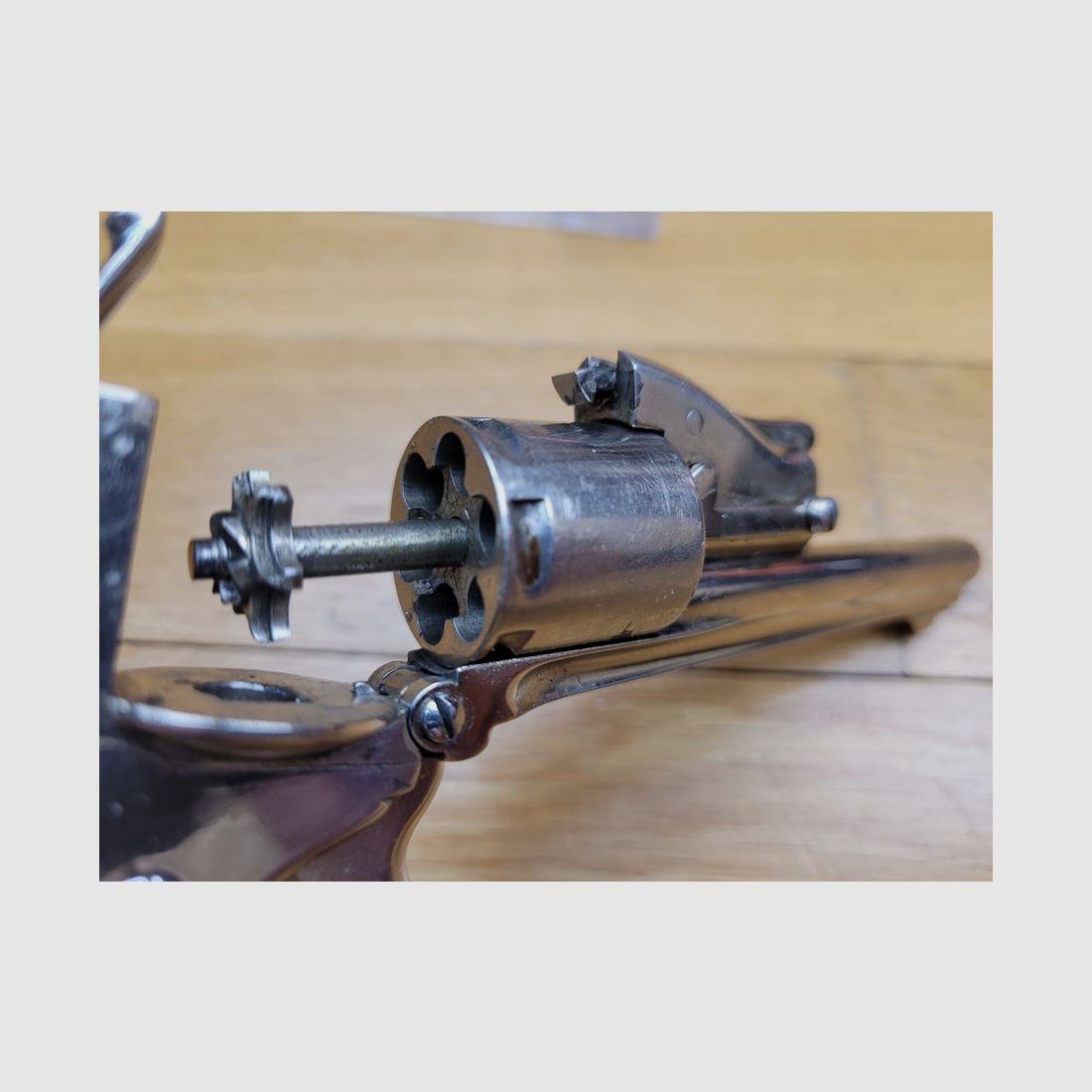 Seltener Revolver Claudin mit System – Kollektive Hülsenentnahme – 6 Schuss – Kaliber .22LR (!) – Einfach- und Doppelaktion – Mit Öffnung nach oben – Sehr seltenes und nicht dokumentiertes Stück in .22LR – TBE, Bild 21 von 23