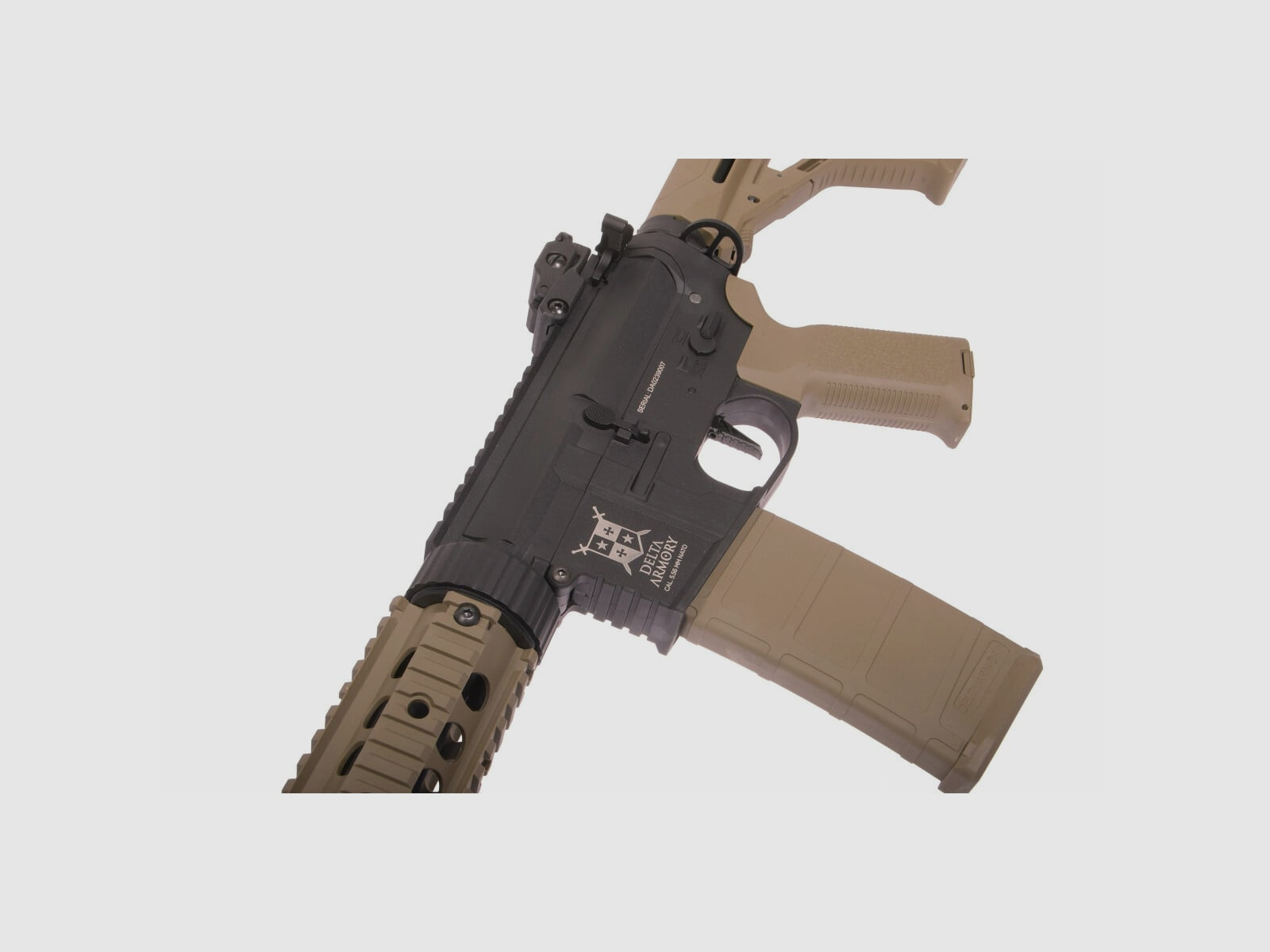 AR15 SilentOps 7 pulgadas CHARLIE EAGLE ETU Tan/Negro S-AEG Rifle Airsoft Libre a partir de 18 Años | Delta Armory