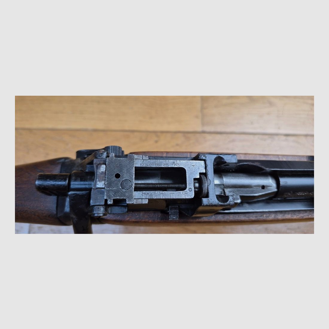 Piękny Lee-Enfield N°8 MKI – Brytyjska regulaminowa broń treningowa – Kal. .22LR – Produkcja Fazakerley z 1952 roku – Ładny „cywilizowany” egzemplarz wojskowy – Diopter wojskowy wysokiej jakości – Bardzo ładna lufa i dobra mechanika – ładne drewno – TBE, zdjęcie 15 z 31