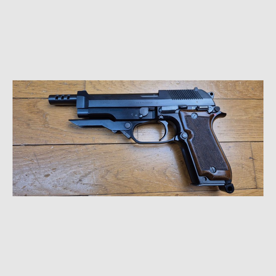 Muy bonito Pistol Automático Beretta 93R – ¡Menos de 2.000 ejemplares! – Versión rara del 1er tipo con perforaciones en el cañón – Cargador de 15 disparos – Excelente estado, casi nuevo para los Beretta más raros – TBE ++ – Categoría A2 – Exportación EXCLUSIVAMENTE, imagen 2 de 29