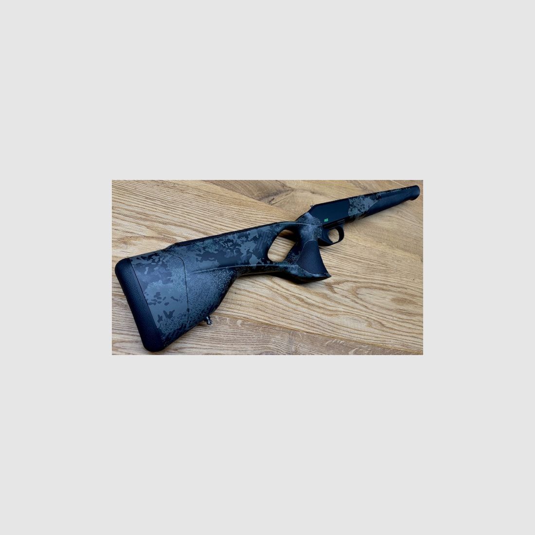 Schaft mit Gehäuse/System - Blaser R8 Custom Carbon HunTec-Camo / Elastomereinlagen / Logo in giftgrün
