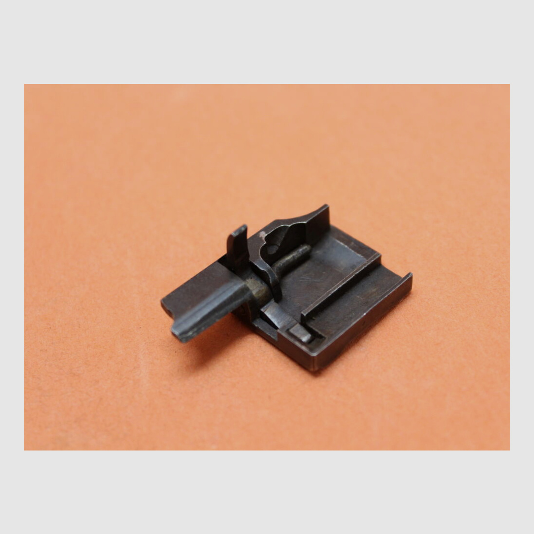 SURPLUS Luger P06: Deckplatte Schweiz komplett m. Winkelhebel + Stift