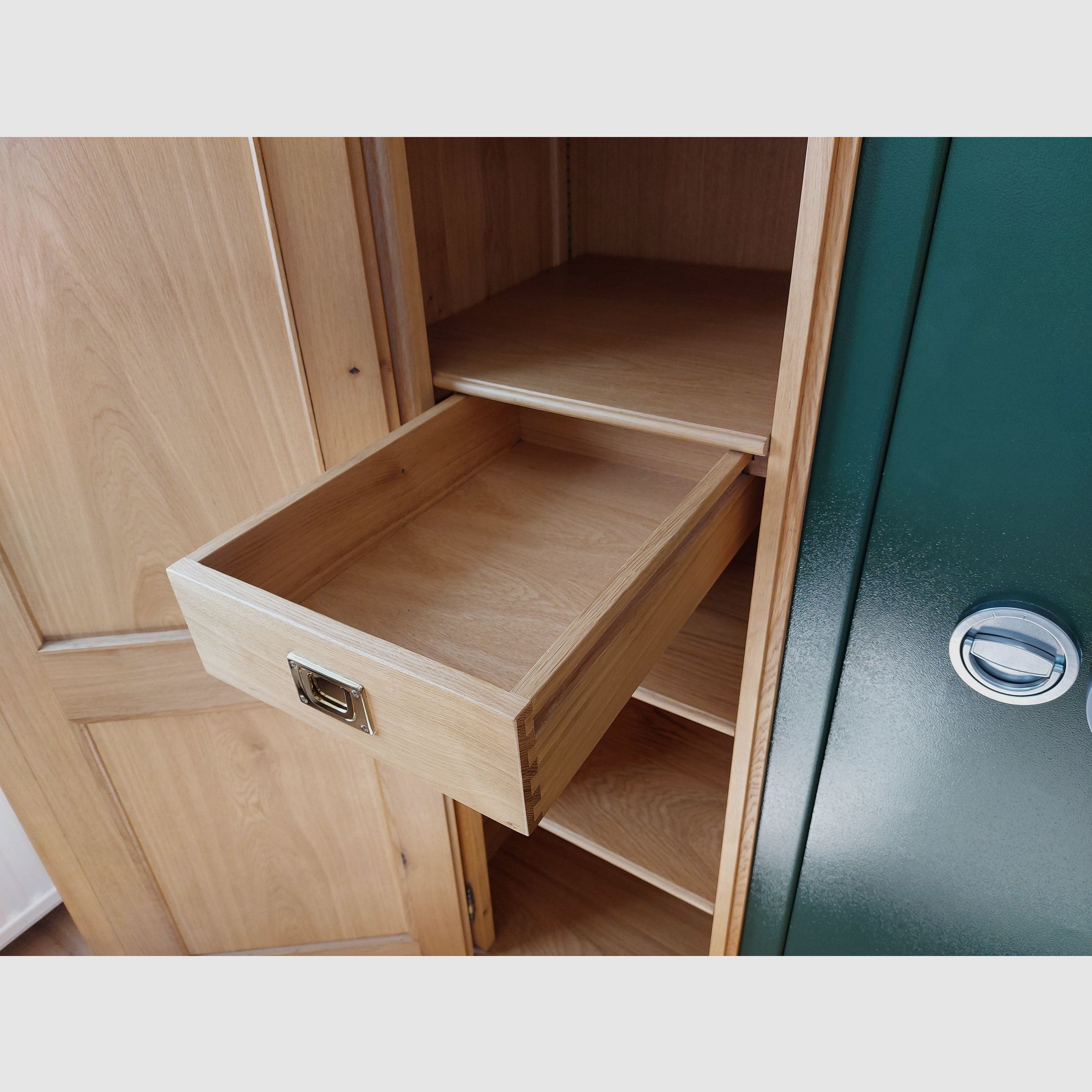 Jagdschrank Waffenschrank Schrank Eiche hell massiv Landhaus-Stil 180x140x55cm ggf. mit Tresor