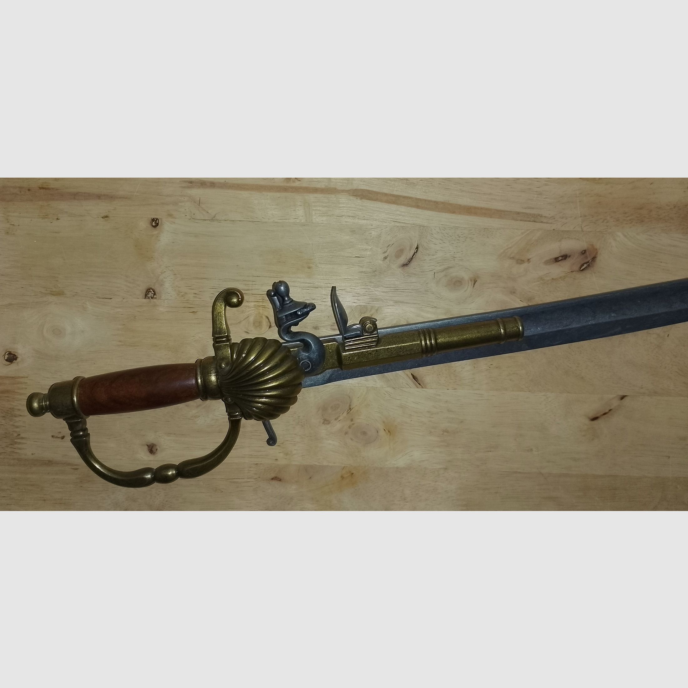 Dekoracyjny szabel z pistoletem skałkowym ok. 72 cm